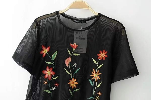 Γυναικεία μπλούζα με κέντημα με κοντά μανίκια