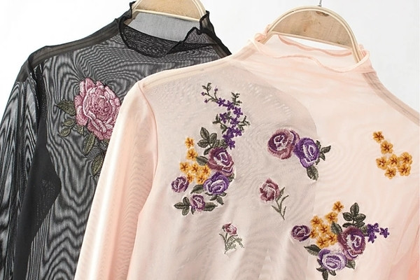 Κομψή, διαφανή γυναικεία μπλούζα σε δύο χρώματα με κεντήματα