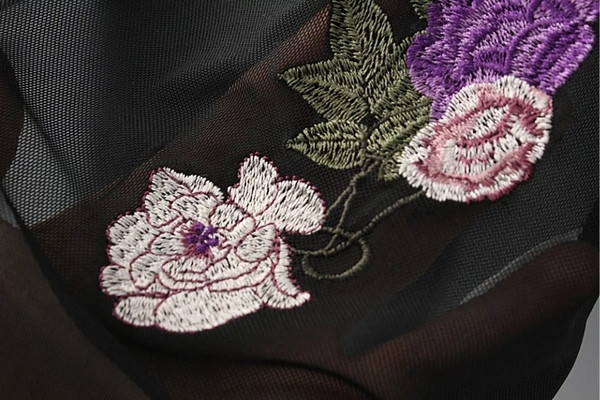 Κομψή, διαφανή γυναικεία μπλούζα σε δύο χρώματα με κεντήματα