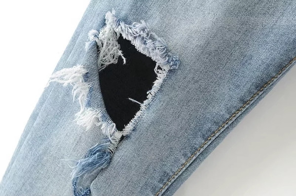 Απλά γυναικεία τζιν με ψηλή μέση σε ανοιχτόχρωμο χρώμα