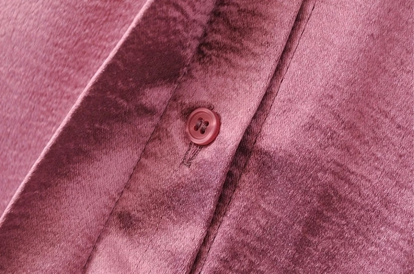 Κομψό γυναικείο πουκάμισο σε δύο χρώματα με διακόσμηση κεντήματος