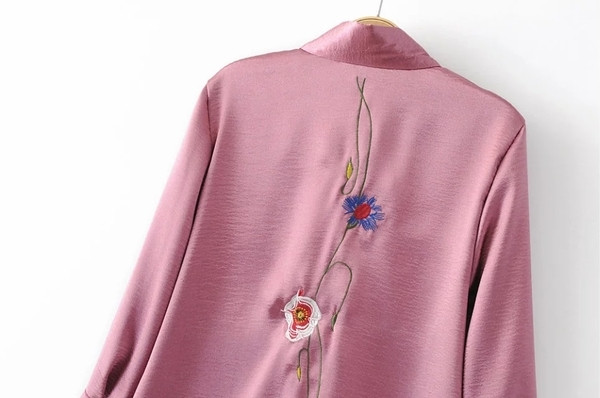 Κομψό γυναικείο πουκάμισο σε δύο χρώματα με διακόσμηση κεντήματος