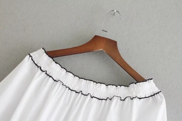 Σπορ-κομψή γυναικεία μπλούζα με μανίκι 3/4 και με δαντέλα