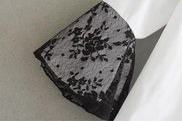 Σπορ-κομψή γυναικεία μπλούζα με μανίκι 3/4 και με δαντέλα