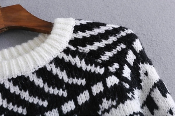 Χοντρό γυναικείο πουλόβερ κατάλληλο για κρύες μέρες