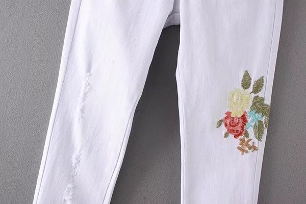 Τζιν γυναικεία σε λευκό χρώμα με κεντήματα