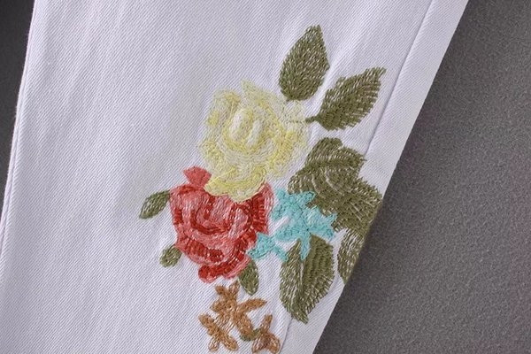 Τζιν γυναικεία σε λευκό χρώμα με κεντήματα