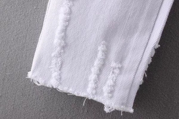 Τζιν γυναικεία σε λευκό χρώμα με κεντήματα