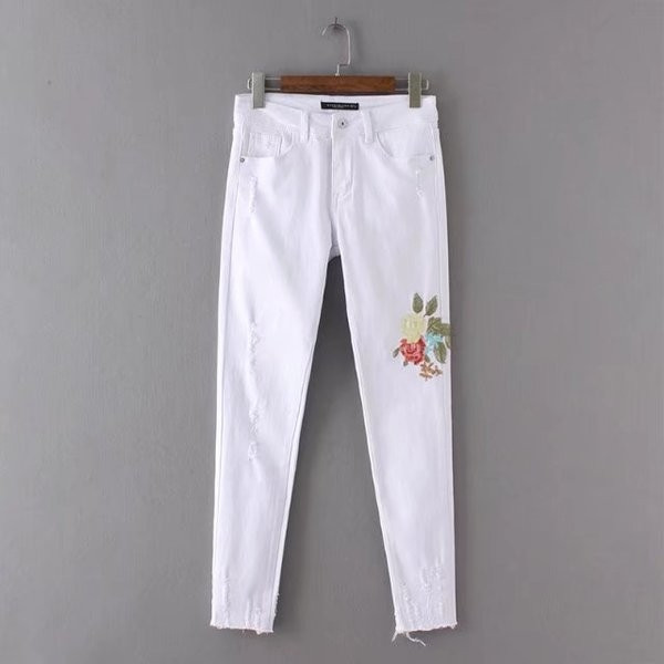 Τζιν γυναικεία σε λευκό χρώμα με κεντήματα