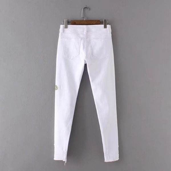 Τζιν γυναικεία σε λευκό χρώμα με κεντήματα