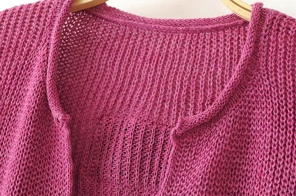 Γυναικείο πλεκτό πουλόβερ με βαθύ ντεκολτέ