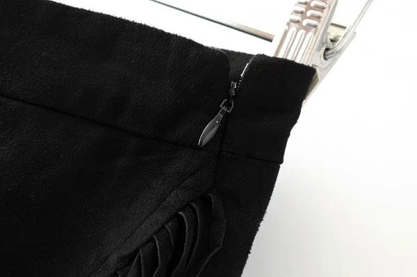 Κομψή γυναικεία φούστα σε μαύρο χρώμα με περιθώρια