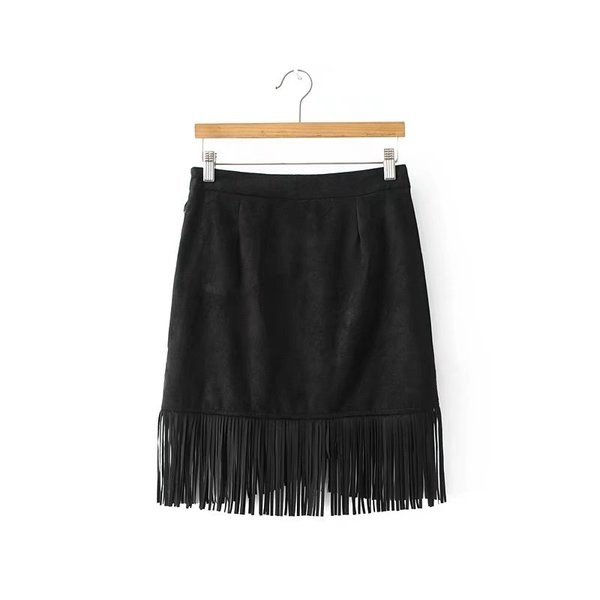 Κομψή γυναικεία φούστα σε μαύρο χρώμα με περιθώρια