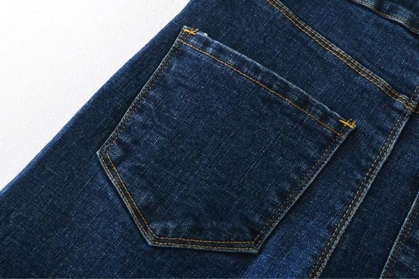 Άνετα και μοντέρνα γυναικεία τζιν τύπου Charlston