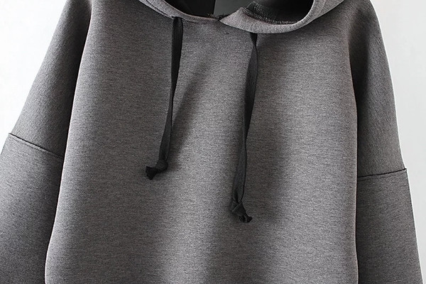 Γυναικεία φούτερ σε απλό μοντέλο με κουκούλα σε γκρι χρώμα 