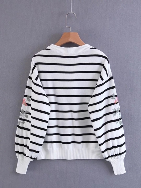 Καθημερινό γυναικείο πουλόβερ με floral διακόσμηση