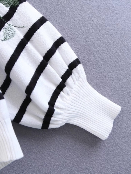 Καθημερινό γυναικείο πουλόβερ με floral διακόσμηση