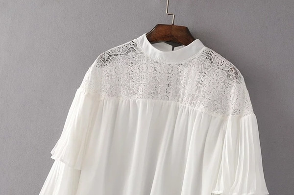 Κομψή γυναικεία μπλούζα με πέπλα και δαντέλα σε τρία χρώματα