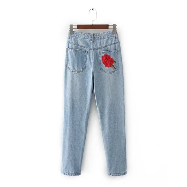 Μοντέρνα τζην γυναικεία με υψηλή μέση και κεντήματα