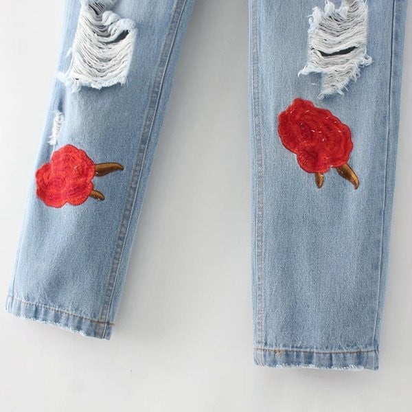 Μοντέρνα τζην γυναικεία με υψηλή μέση και κεντήματα