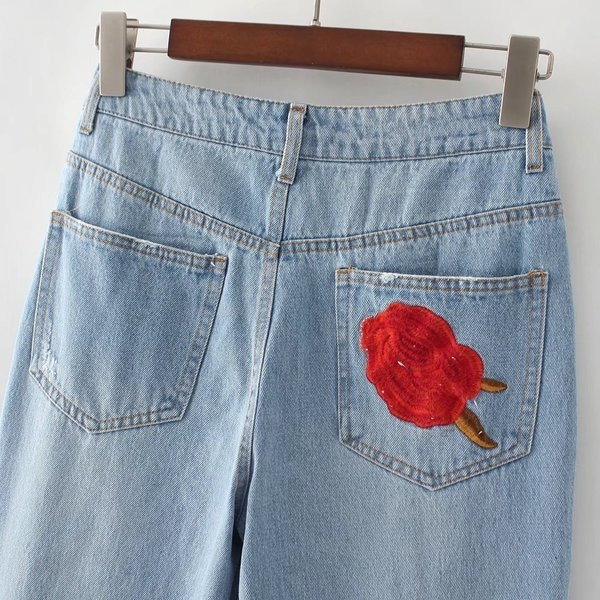 Μοντέρνα τζην γυναικεία με υψηλή μέση και κεντήματα