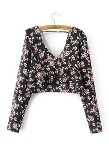 Κομψή κοντή μπλούζα με floral κεντίματα και ντεκολτέ σε σχήμα V