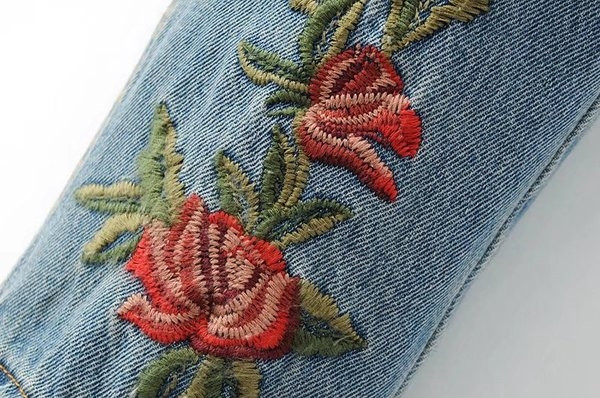 Κομψά γυναικεία τζιν σε μπλε και μαύρο χρώμα με λουλούδια κεντήματος