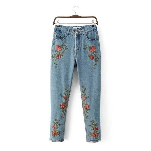 Κομψά γυναικεία τζιν σε μπλε και μαύρο χρώμα με λουλούδια κεντήματος