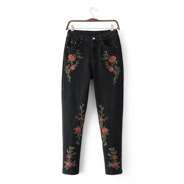 Κομψά γυναικεία τζιν σε μπλε και μαύρο χρώμα με λουλούδια κεντήματος