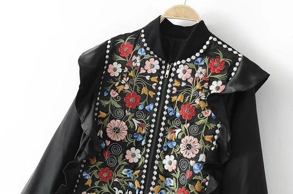 Αθλητικό κομψόγυναικείο μπουφάν με πέπλα και κεντήματα