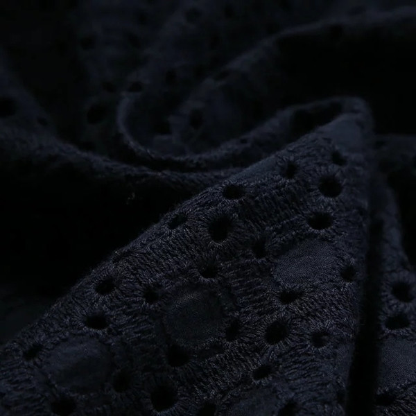 Κομψή σύντομη γυναικεία μπλούζα με κορδόνια