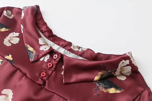 Λεπτή γυναικεία μπλούζα σε ένα ελεύθερο μοντέλο με εικόνες