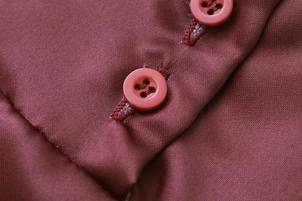 Λεπτή γυναικεία μπλούζα σε ένα ελεύθερο μοντέλο με εικόνες