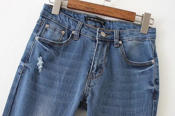 Τρέχον γυναικεία τζιν - σχισμένα και κεντημένα