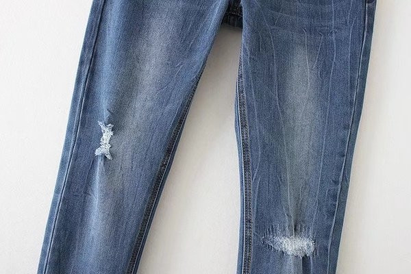 Τρέχον γυναικεία τζιν - σχισμένα και κεντημένα