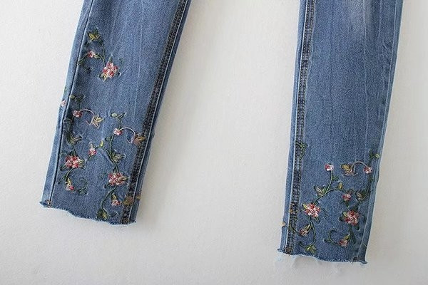 Τρέχον γυναικεία τζιν - σχισμένα και κεντημένα