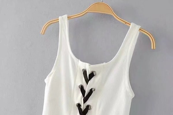 Όμορφο γυναικείο αμάνικο με κορδόνια σε λευκό χρώμα