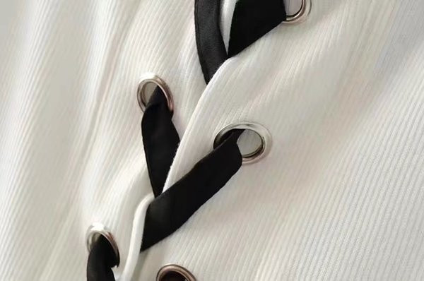 Όμορφο γυναικείο αμάνικο με κορδόνια σε λευκό χρώμα