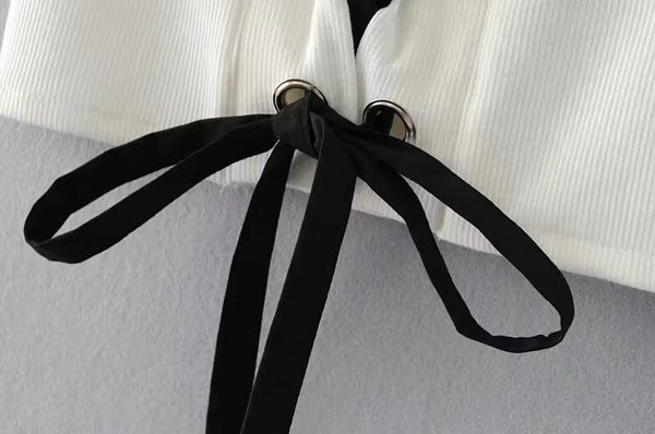 Όμορφο γυναικείο αμάνικο με κορδόνια σε λευκό χρώμα