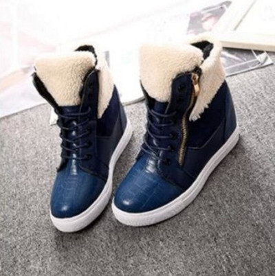 Πολύ άνετες γυναικείες μπότες με μάλλινη μαλακή επένδυση και επίπεδη σόλα από καουτσούκ