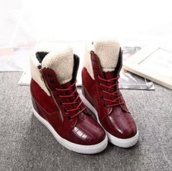 Πολύ άνετες γυναικείες μπότες με μάλλινη μαλακή επένδυση και επίπεδη σόλα από καουτσούκ