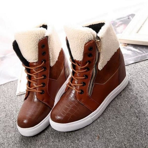 Πολύ άνετες γυναικείες μπότες με μάλλινη μαλακή επένδυση και επίπεδη σόλα από καουτσούκ