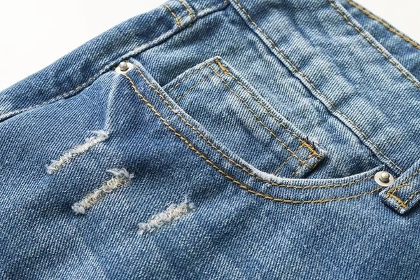 Μοντέρνα γυναικεία τζιν - ρωγμένα και κεντημένα