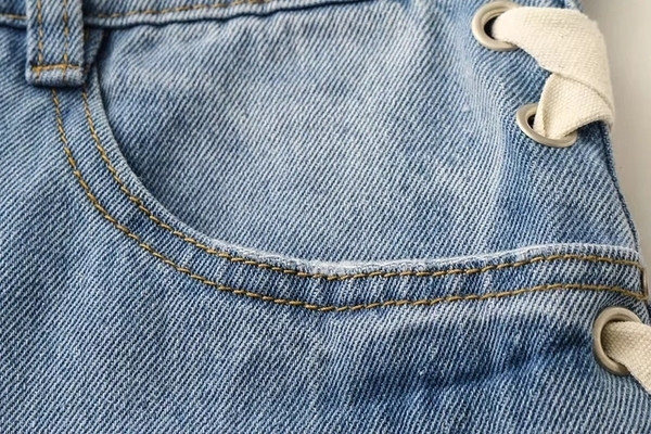 Ενδιαφέρουσες γυναικεία τζιν με συνδέσεις κατά μήκος