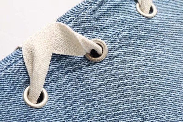 Ενδιαφέρουσες γυναικεία τζιν με συνδέσεις κατά μήκος