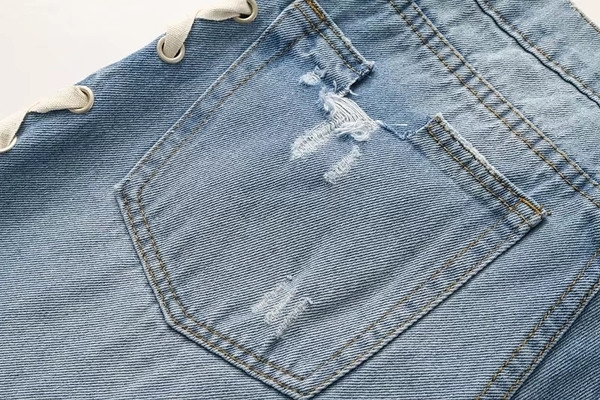 Ενδιαφέρουσες γυναικεία τζιν με συνδέσεις κατά μήκος