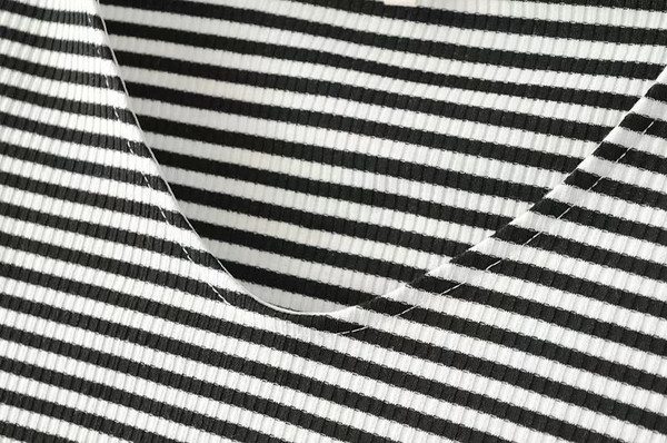 Σύντομη γυναικεία μπλούζα σε V-λωρίδα 