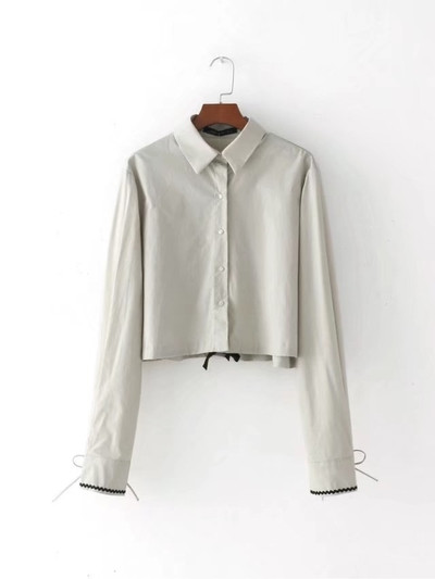 Κομψή σύντομη γυναικεία μπλούζα με μανσέτα