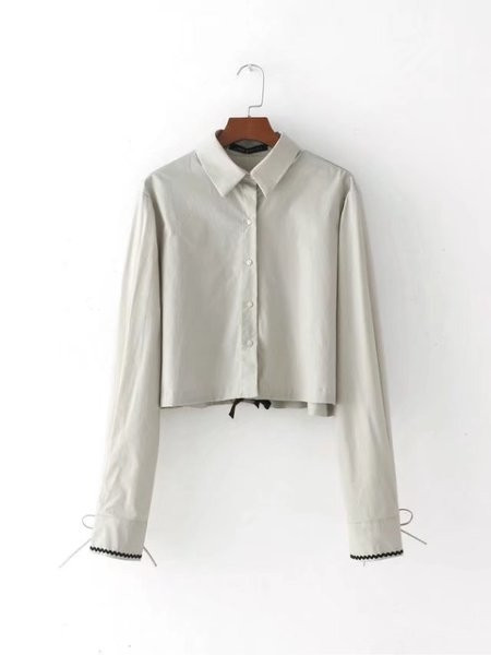 Κομψή σύντομη γυναικεία μπλούζα με μανσέτα