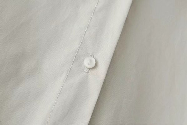 Κομψή σύντομη γυναικεία μπλούζα με μανσέτα